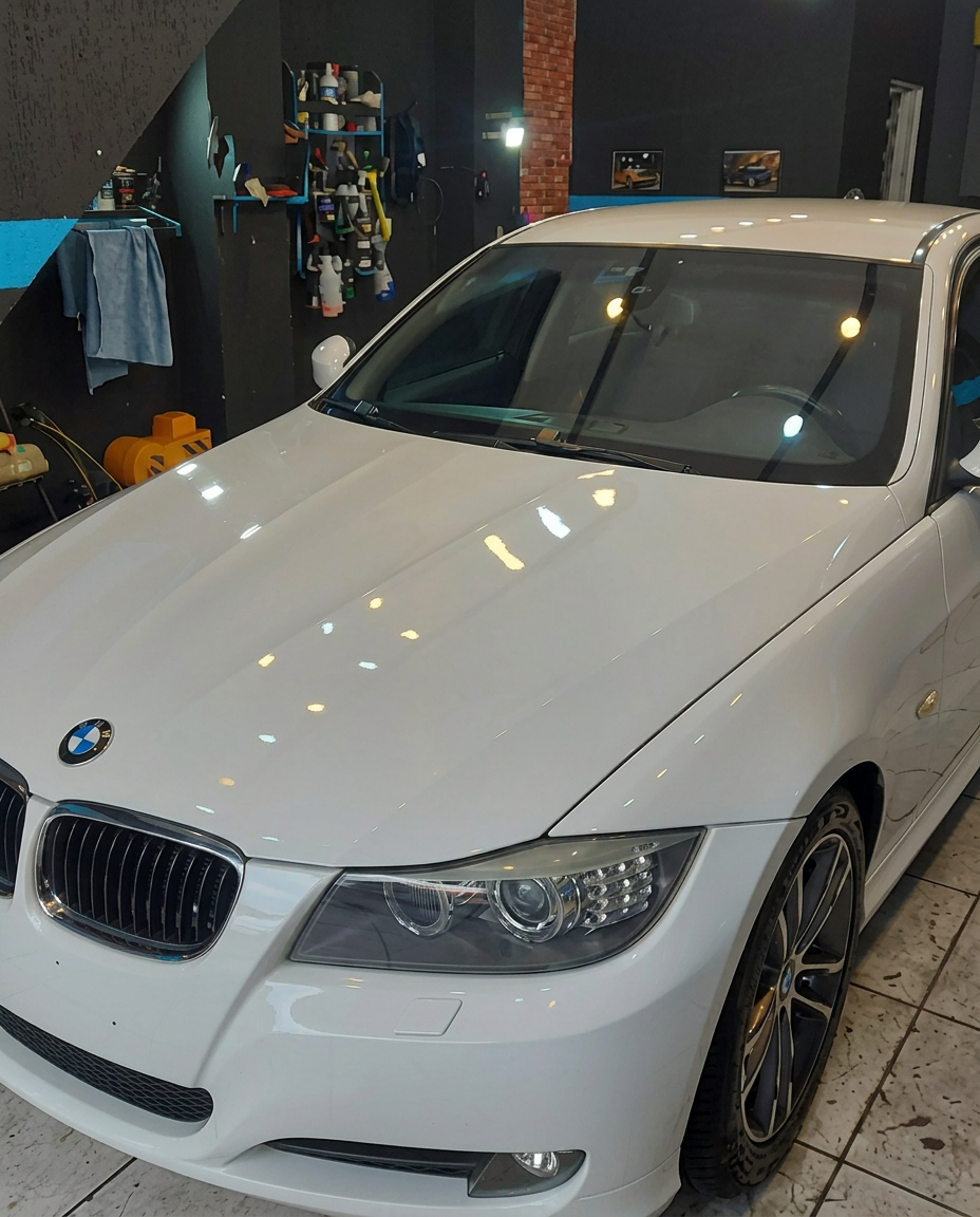 Sedã branco após detalhamento completo